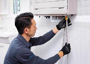 給湯器取り付け中　三和水道管理　スタッフ