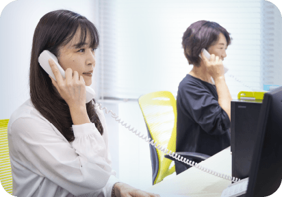 お問合せを受ける女性たち