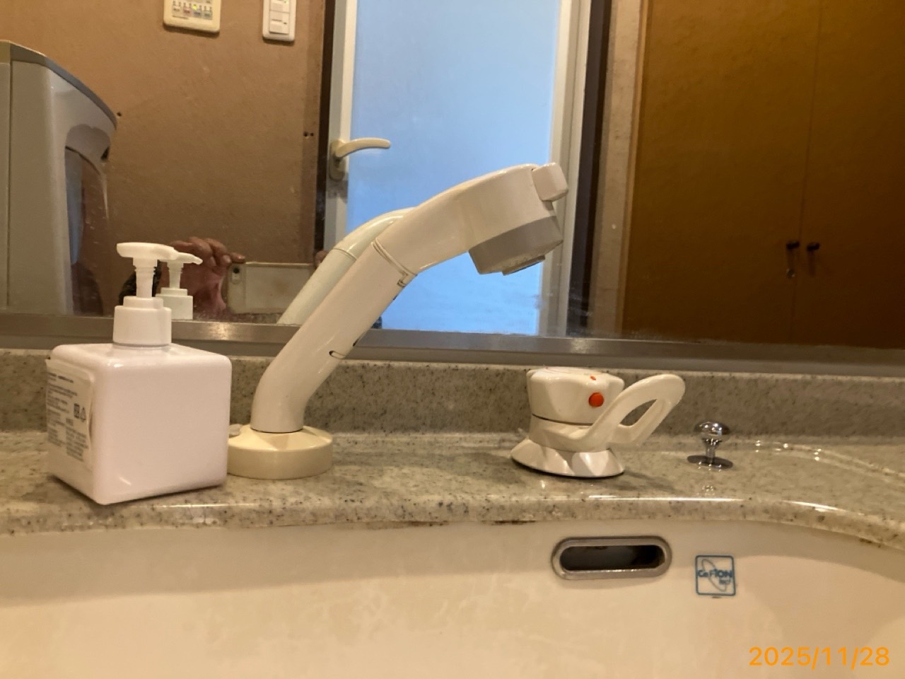 施工前　洗面水栓